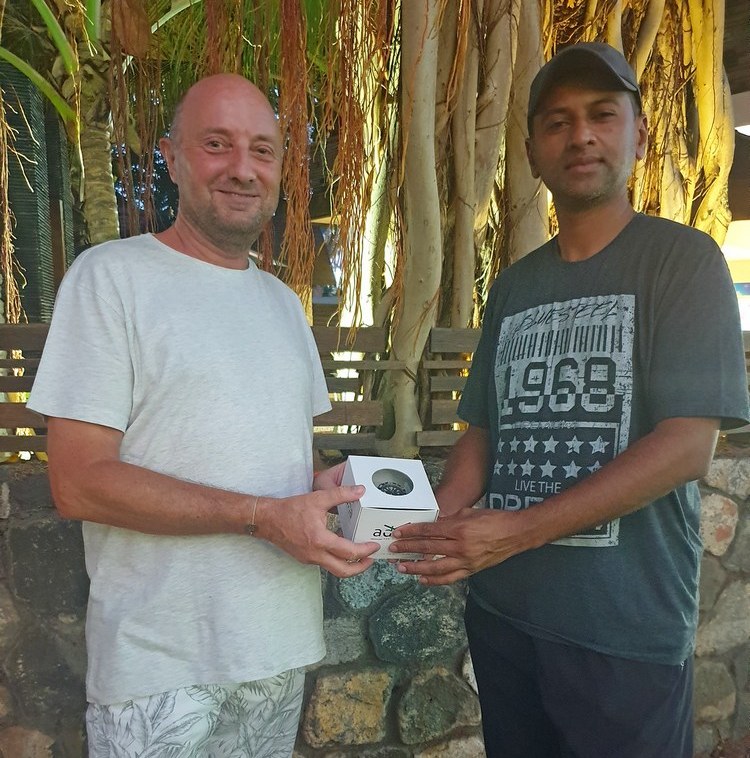 Olivier Vos from Watch 4 Sun remitting first prize to Saleem A Sam winner of first explora photo contest in Pereybere