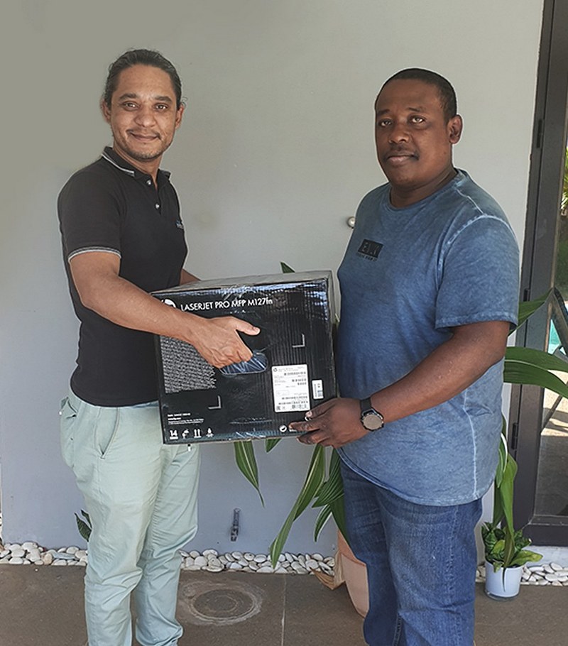 Gino Pompee receiving his first prize to Mauritius Photo Challenge