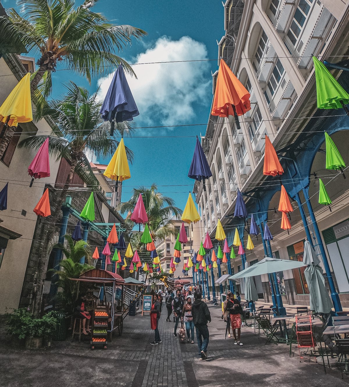 A concept born in 2012, in many countries, cities use this type of work to attract tourists and bring the local business to life. A sky of nearly 150 multicolored umbrellas had also been created last May in order to boost visitors in Caudan Waterfront. Colorful umbrellas decoration at Caudan waterfront