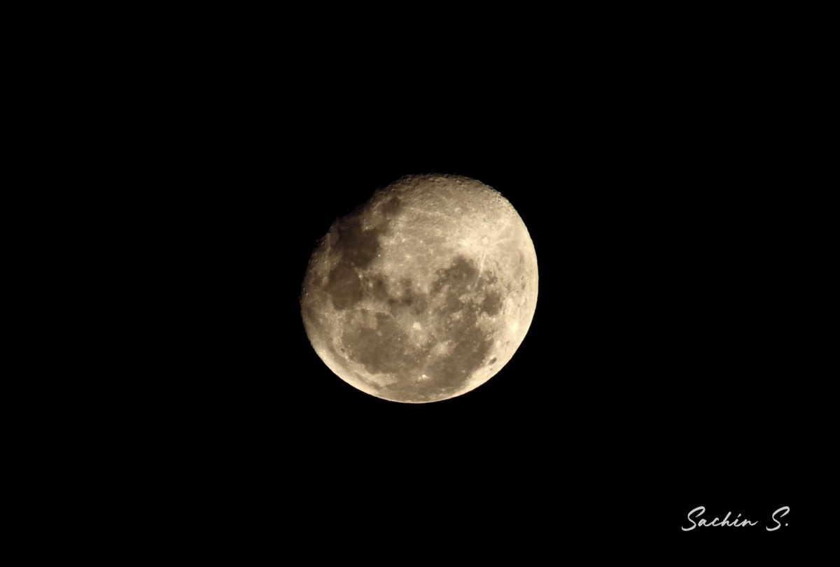 100+ Free Photos A lonely near full moon during starless sky in Mauritius