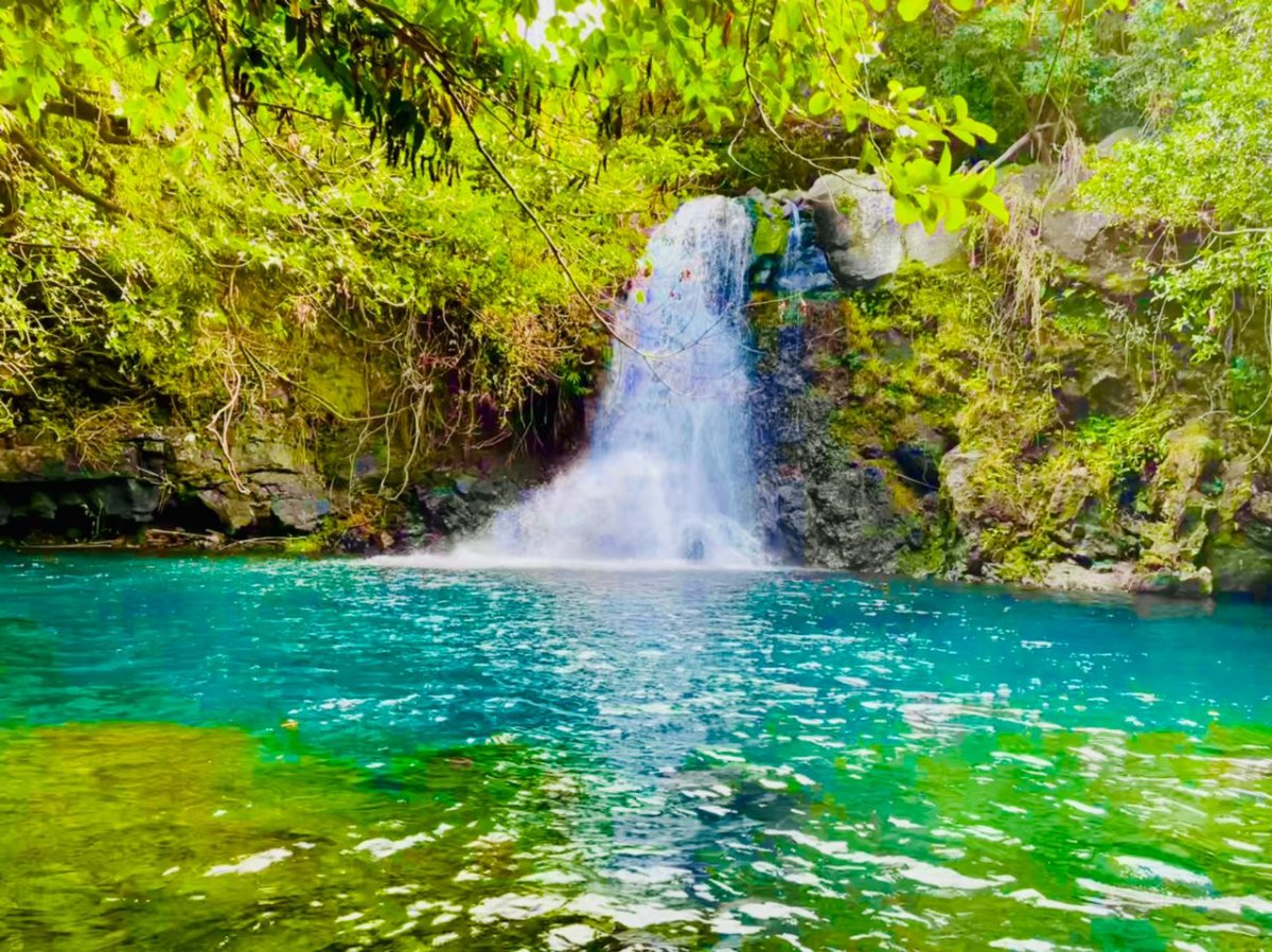 100+ Free Photos - Eau bleue waterfall & turquoise Lake