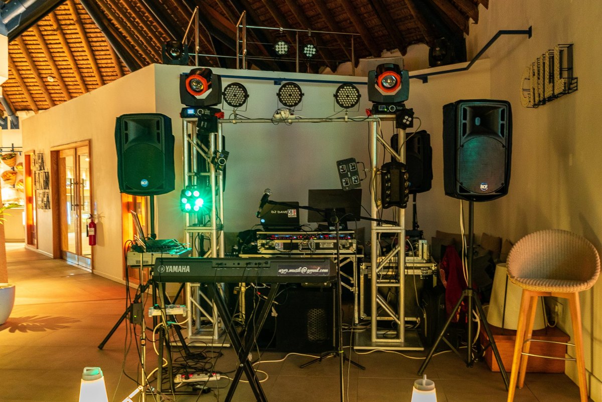 Lav et navn menneskemængde vision 100+ Free Photos - DJ Sound system and lighting setup